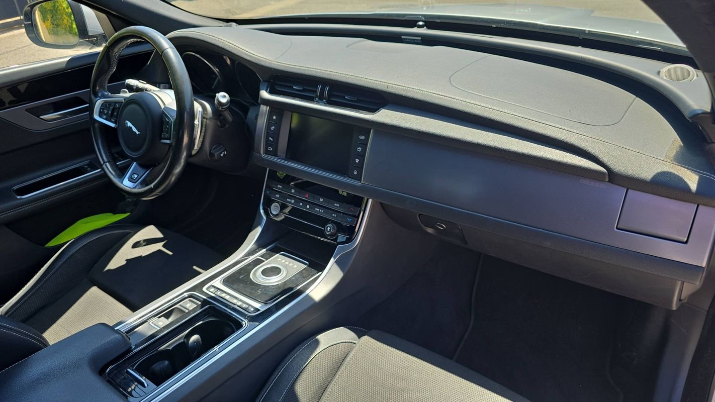 Jaguar XF - Photo 10