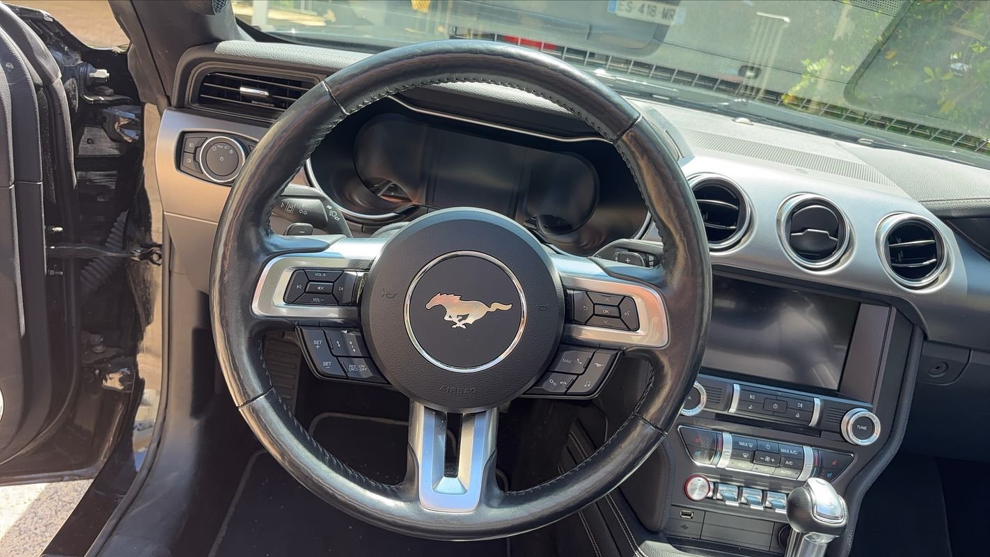 Ford Mustang Convertible - Photo 24