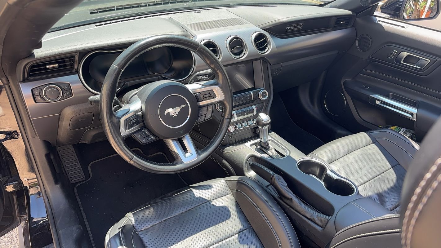 Ford Mustang Convertible - Photo 8