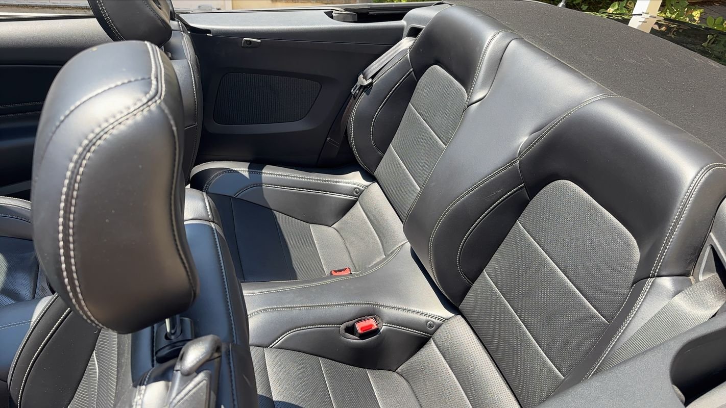Ford Mustang Convertible - Photo 9