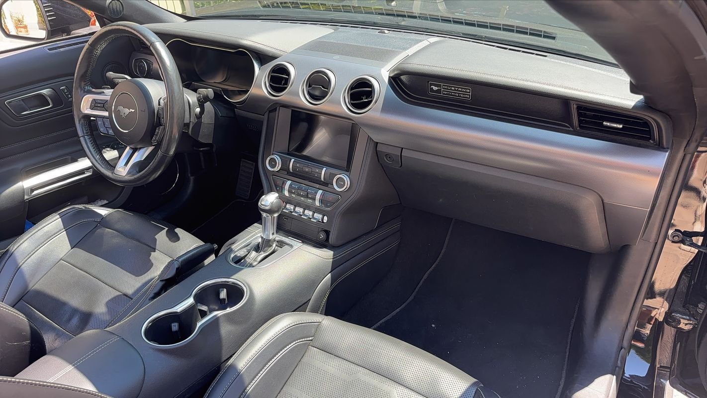 Ford Mustang Convertible - Photo 10