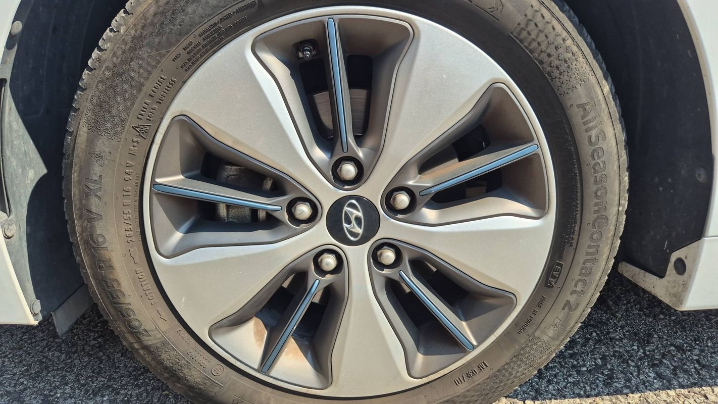 Hyundai Ioniq - Photo 18
