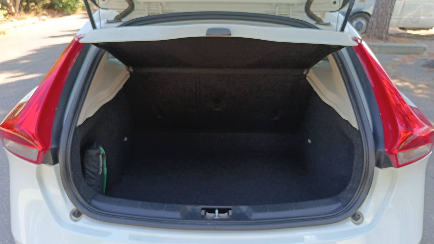 Volvo V40 - Photo 14