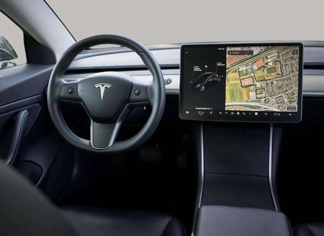 Tesla Model 3 - Photo 12