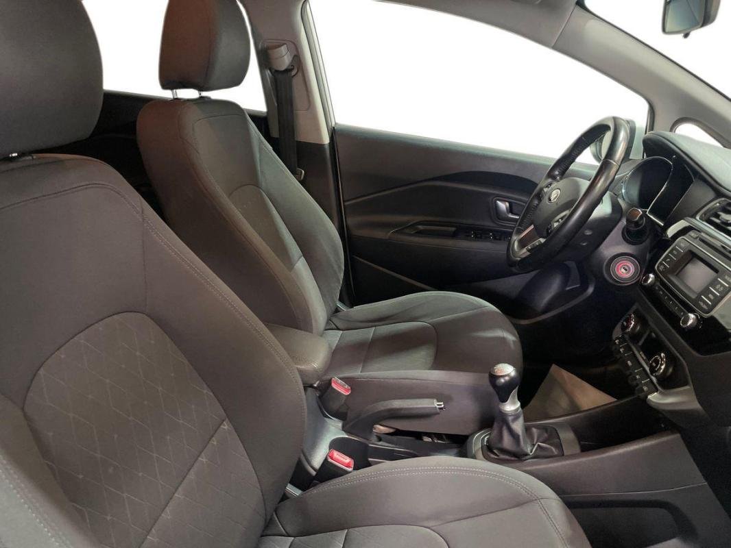 Kia Rio - Photo 13