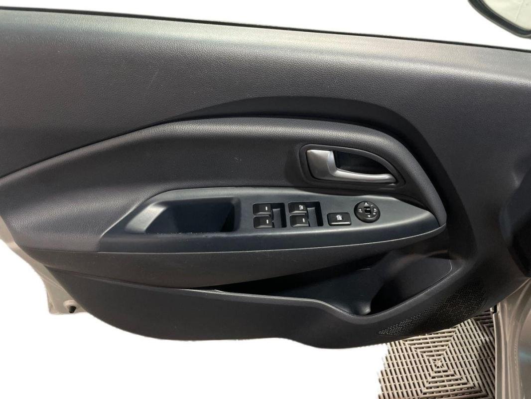 Kia Rio - Photo 15