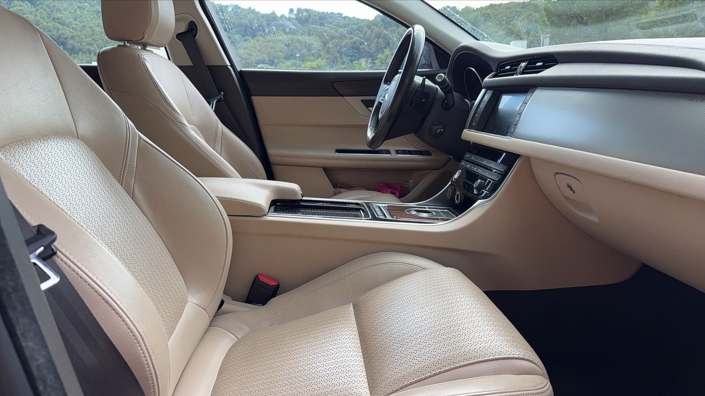 Jaguar XF - Photo 27