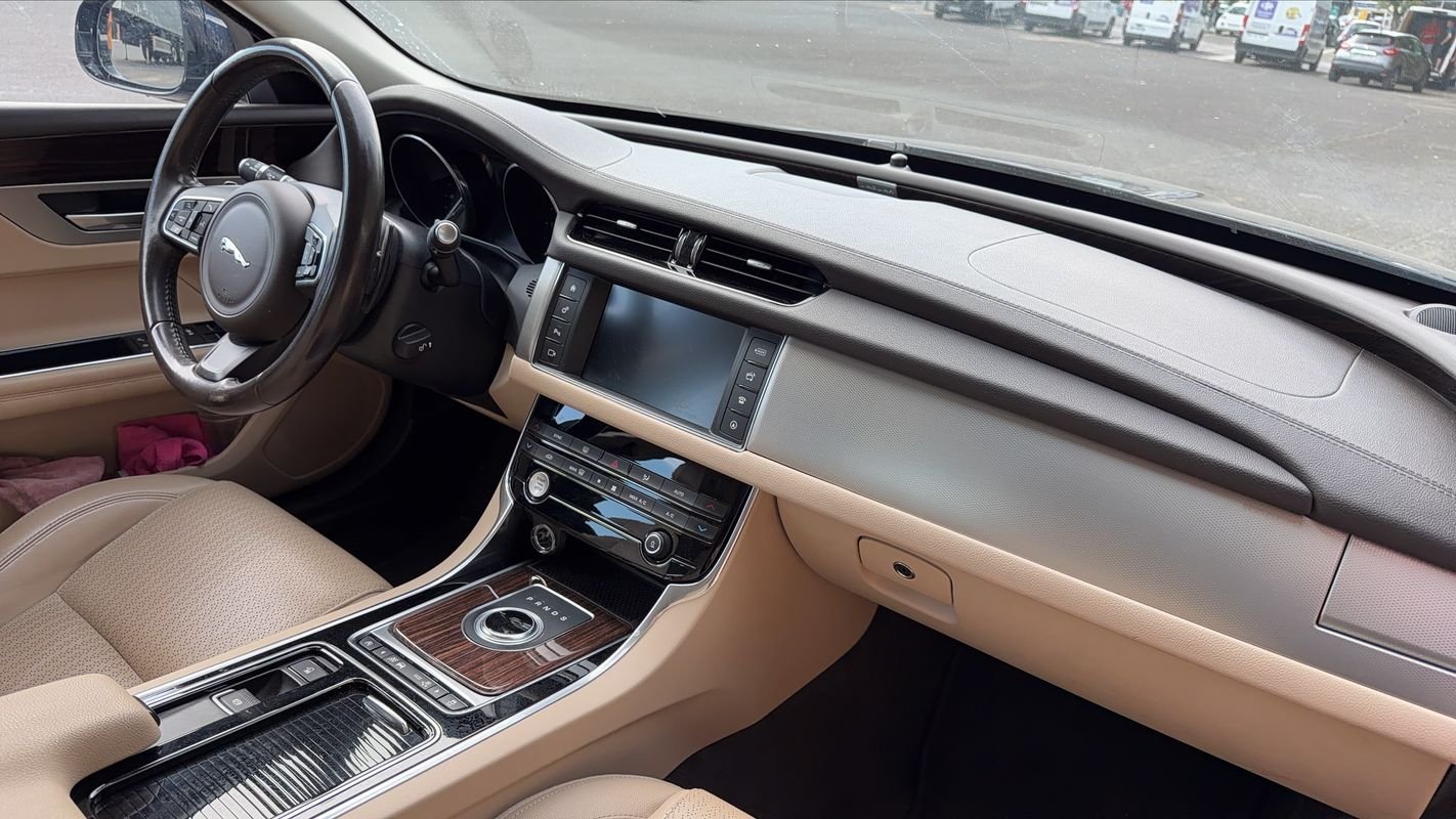 Jaguar XF - Photo 10
