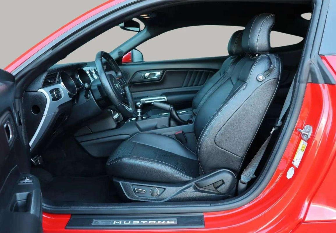 Ford Mustang - Photo 9