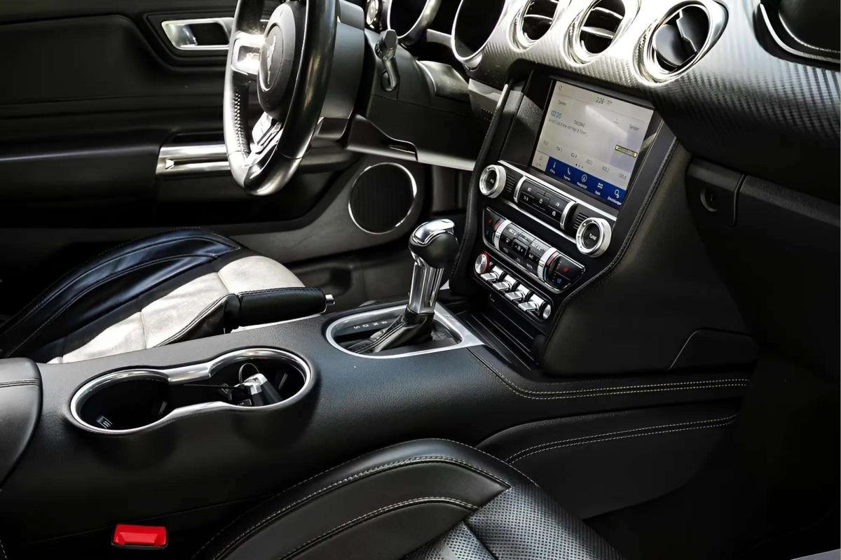 Ford Mustang - Photo 9