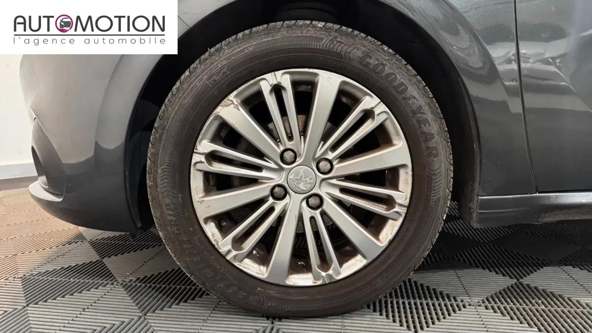 Peugeot 208 - Photo 8