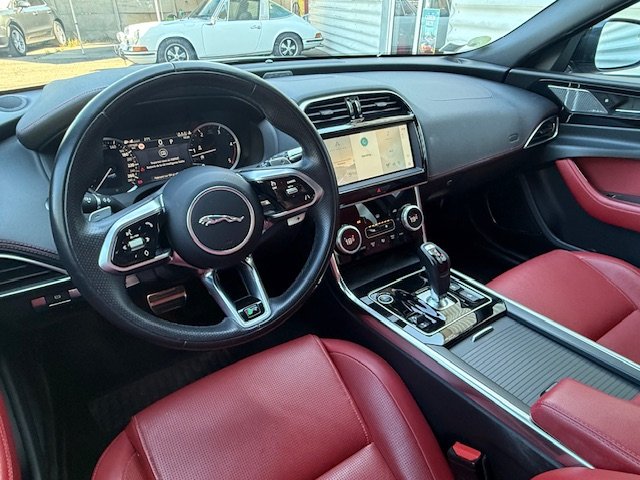 Jaguar XE - Photo 7
