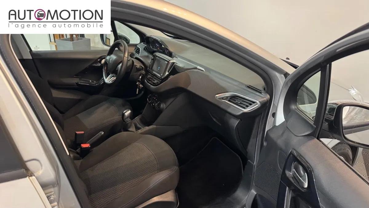 Peugeot 208 - Photo 12