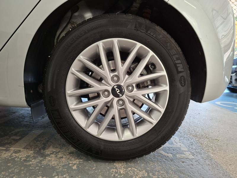Kia Rio - Photo 12