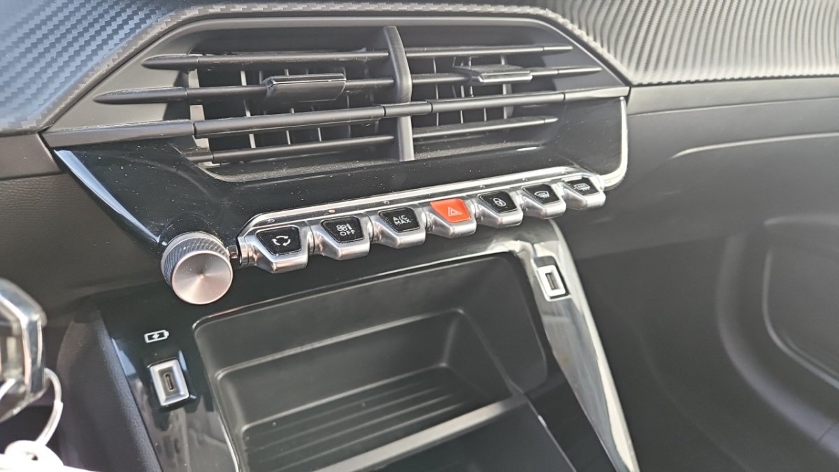 Peugeot 208 affaire - Photo 27
