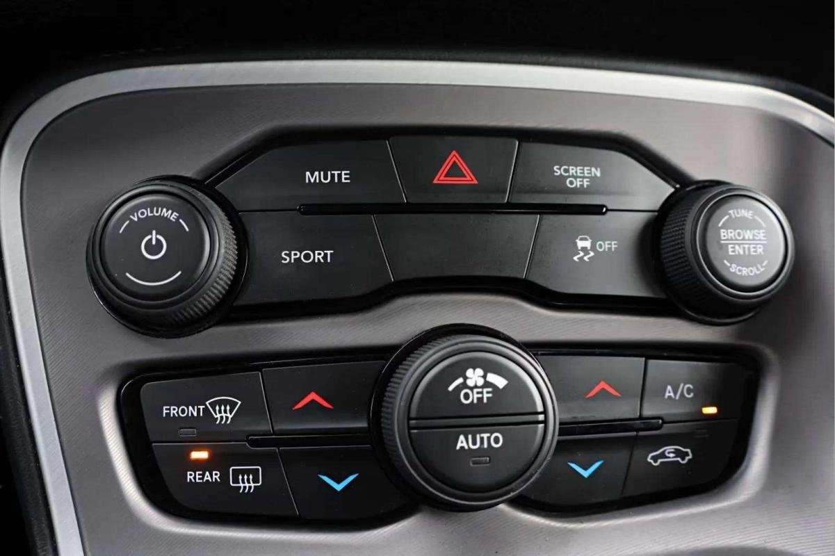 Dodge Challenger - Photo 13