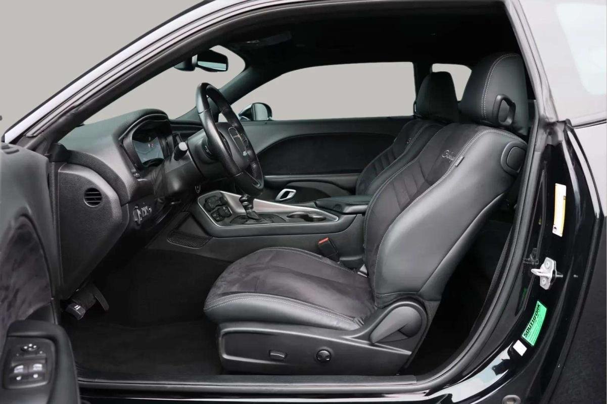 Dodge Challenger - Photo 8