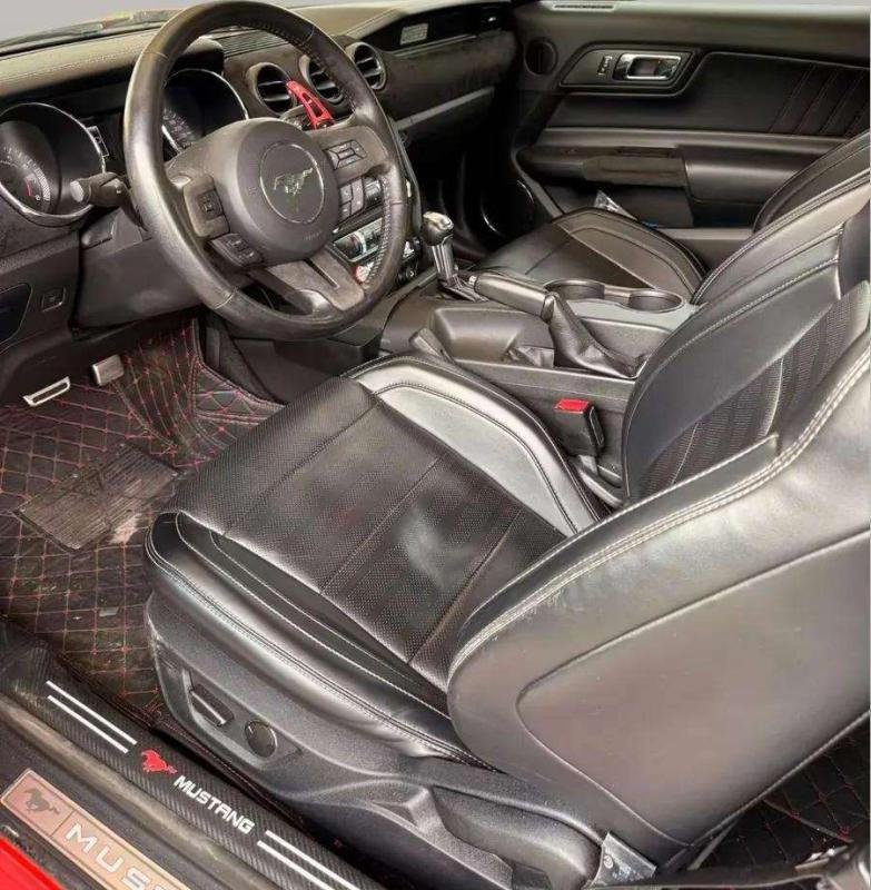 Ford Mustang - Photo 6