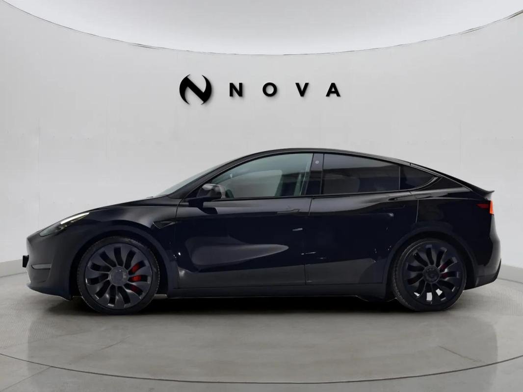 Tesla Model Y - Photo 2