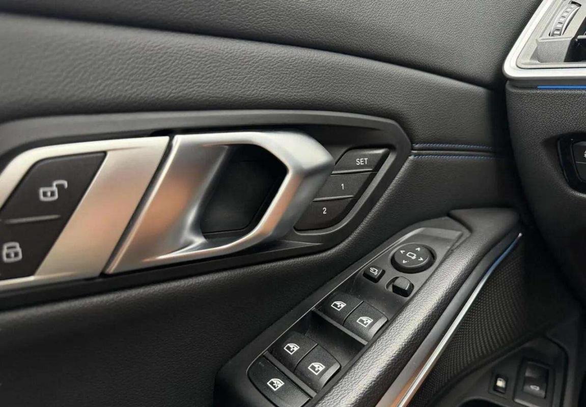 BMW 330e - Photo 11