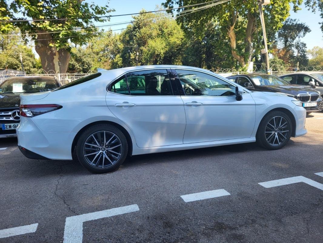 Toyota Camry - Photo 2