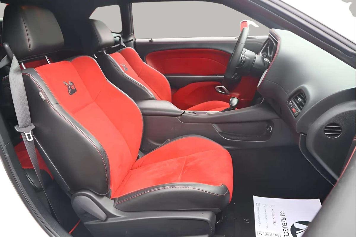 Dodge Challenger - Photo 8