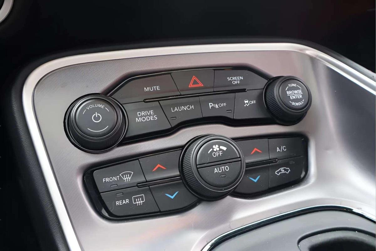 Dodge Challenger - Photo 9