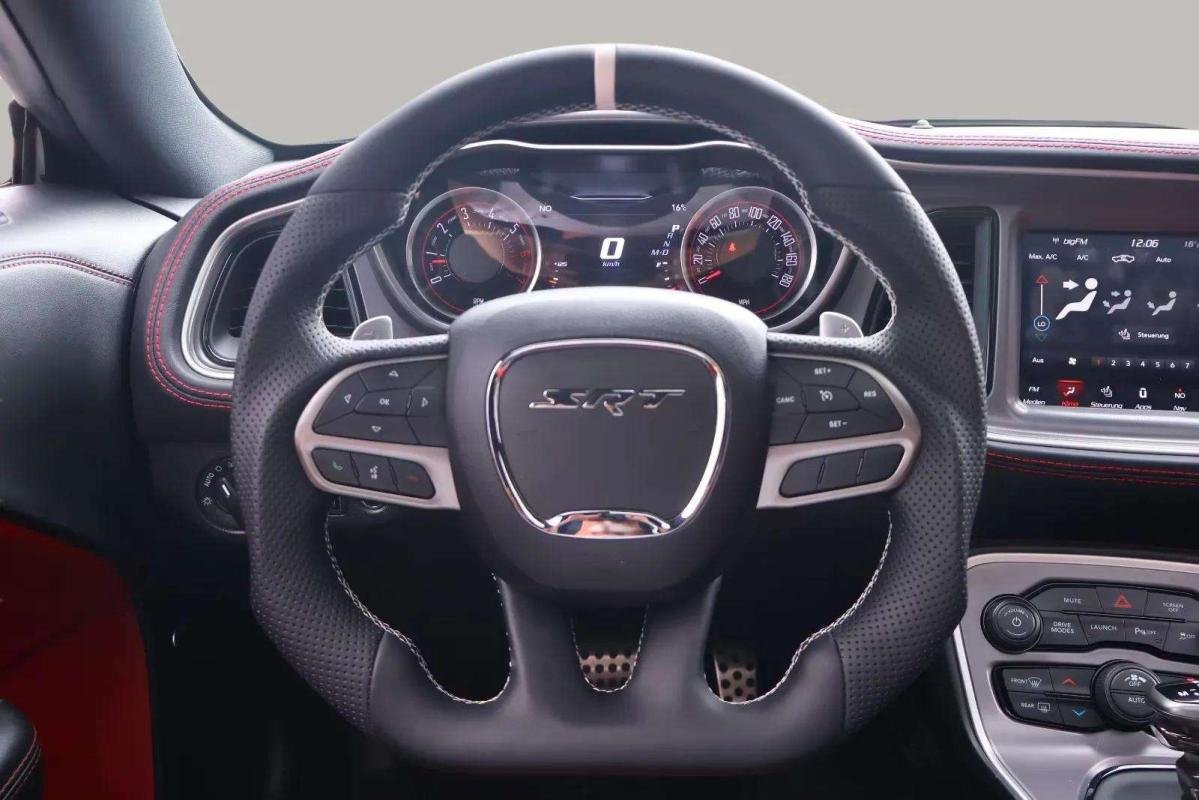 Dodge Challenger - Photo 10