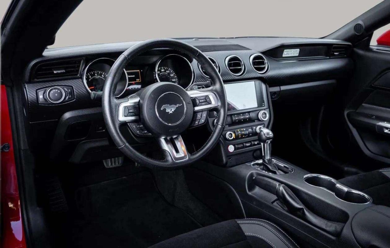 Ford Mustang - Photo 7