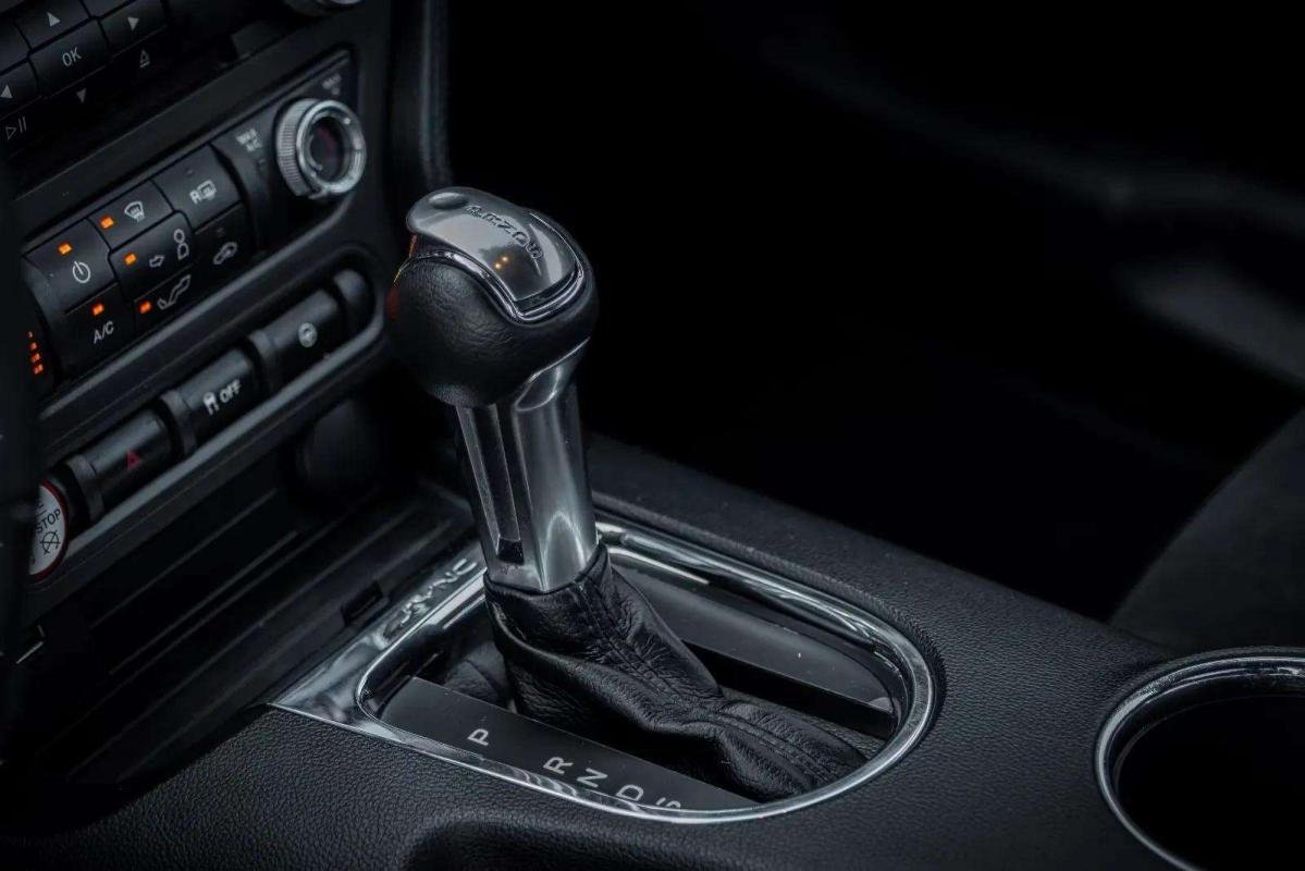 Ford Mustang - Photo 10