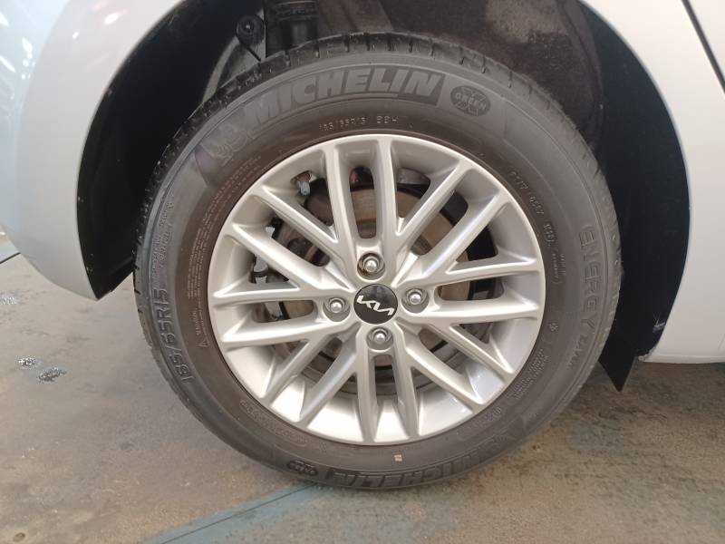 Kia Rio - Photo 9