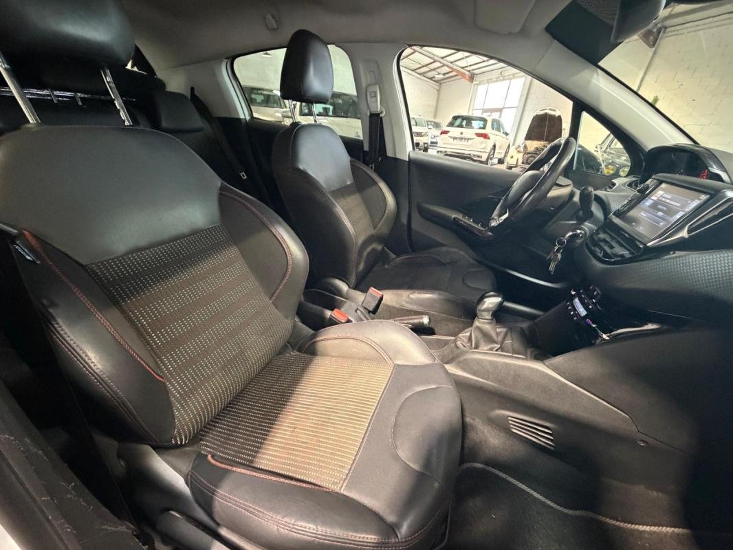 Peugeot 208 - Photo 12