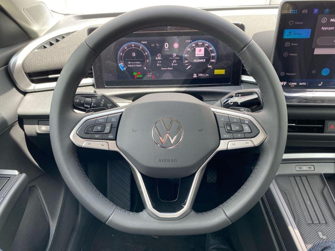 Volkswagen T-Roc - Photo 24