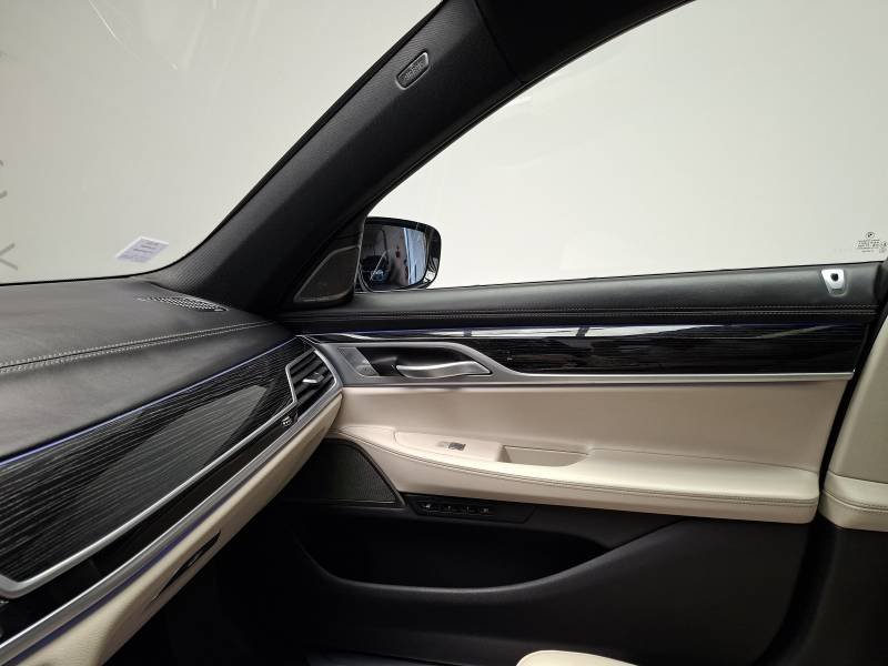BMW Série 7 - Photo 12
