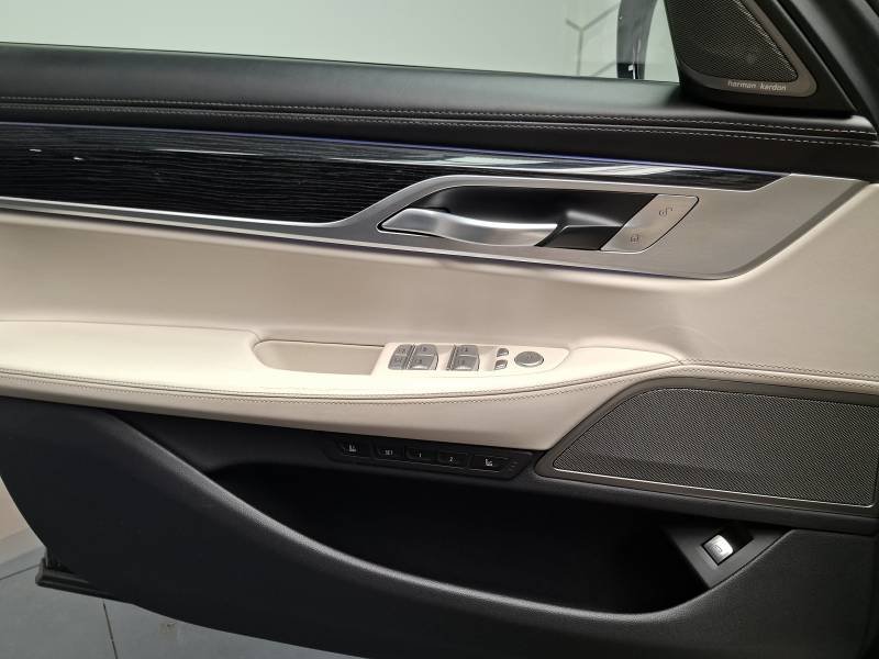 BMW Série 7 - Photo 18