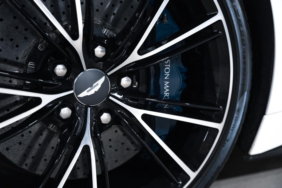 Aston Martin Vanquish - Photo 11