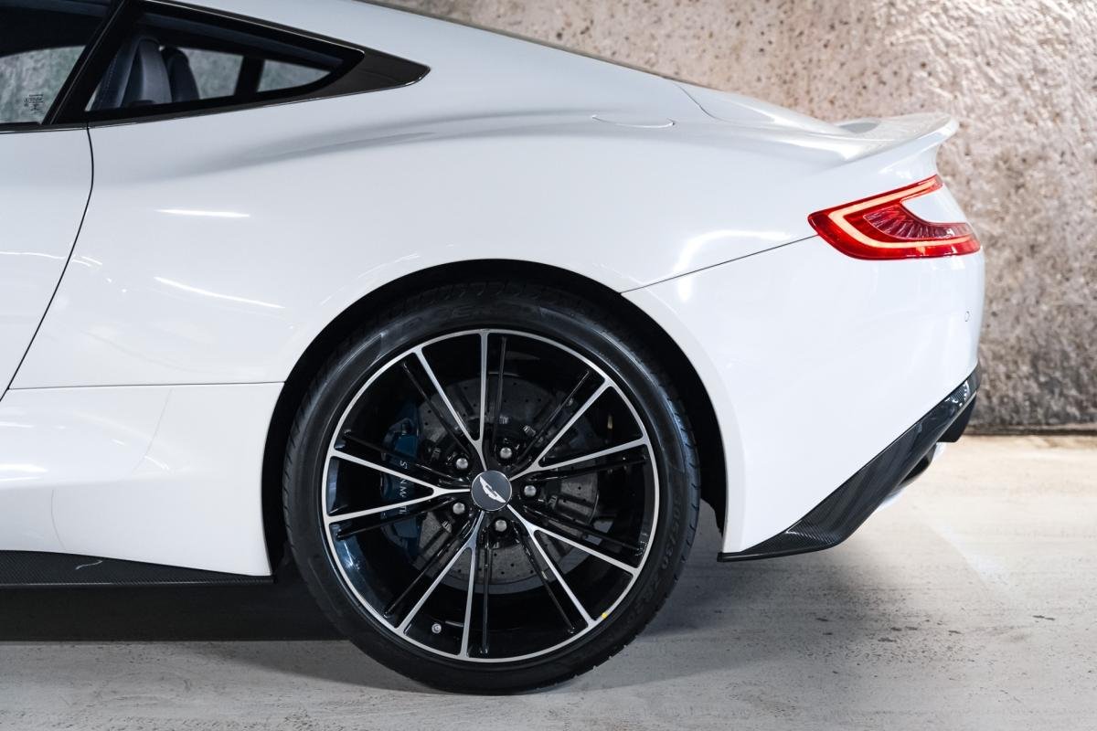 Aston Martin Vanquish - Photo 13