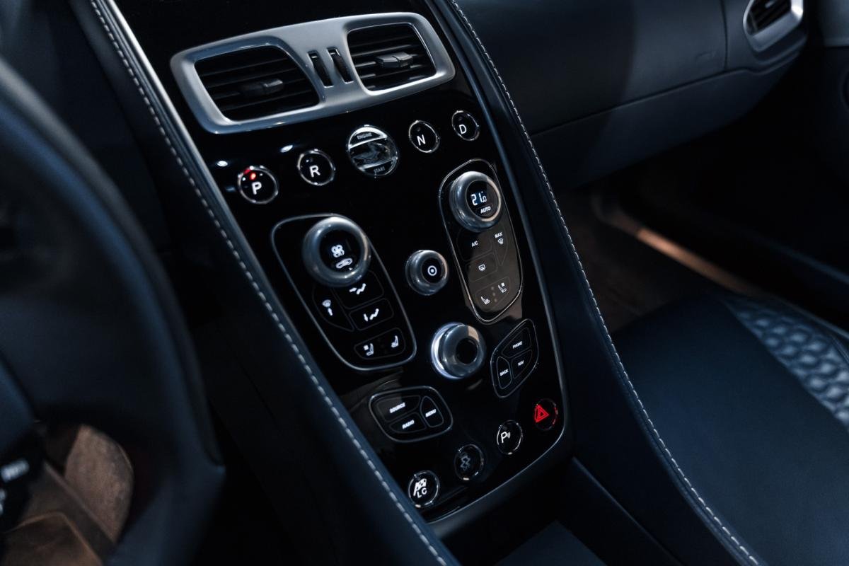 Aston Martin Vanquish - Photo 24
