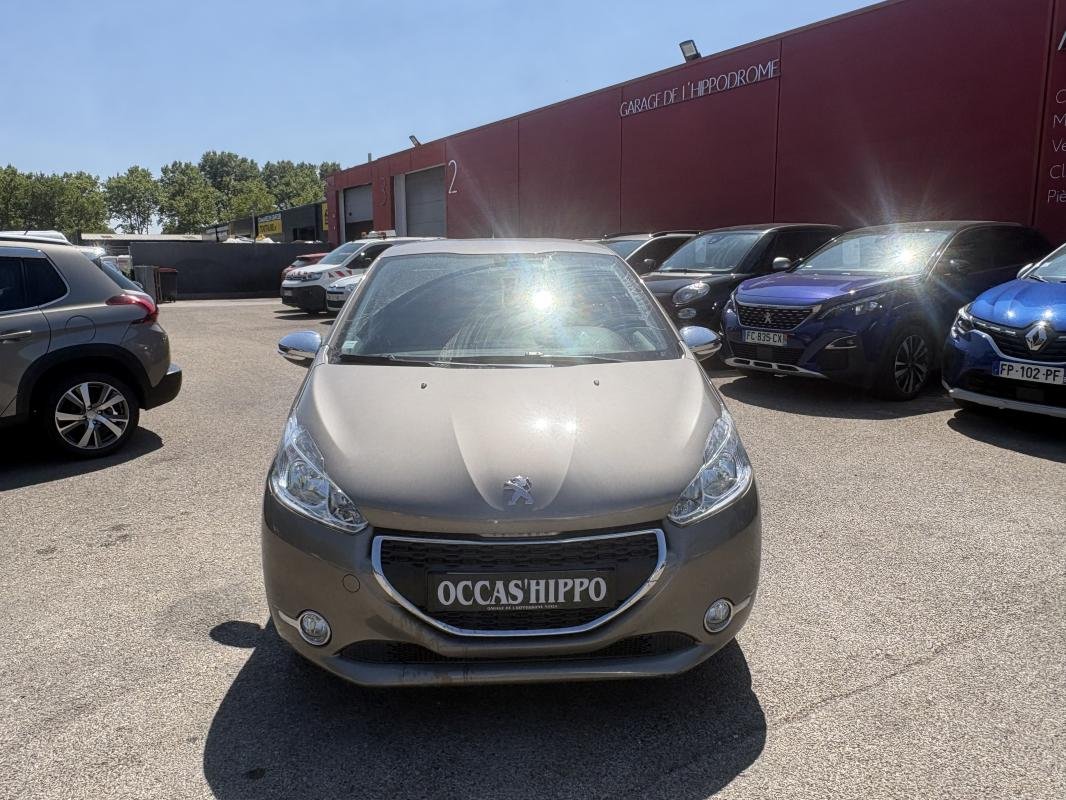 Peugeot 208 - Photo 1