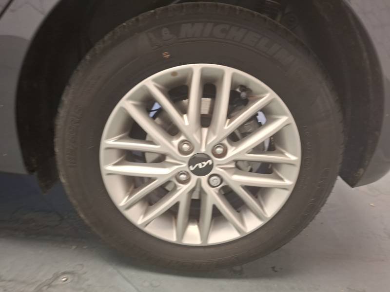 Kia Rio - Photo 12