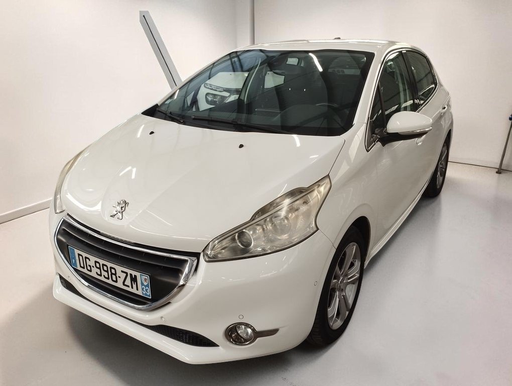 Peugeot 208 - Photo 1