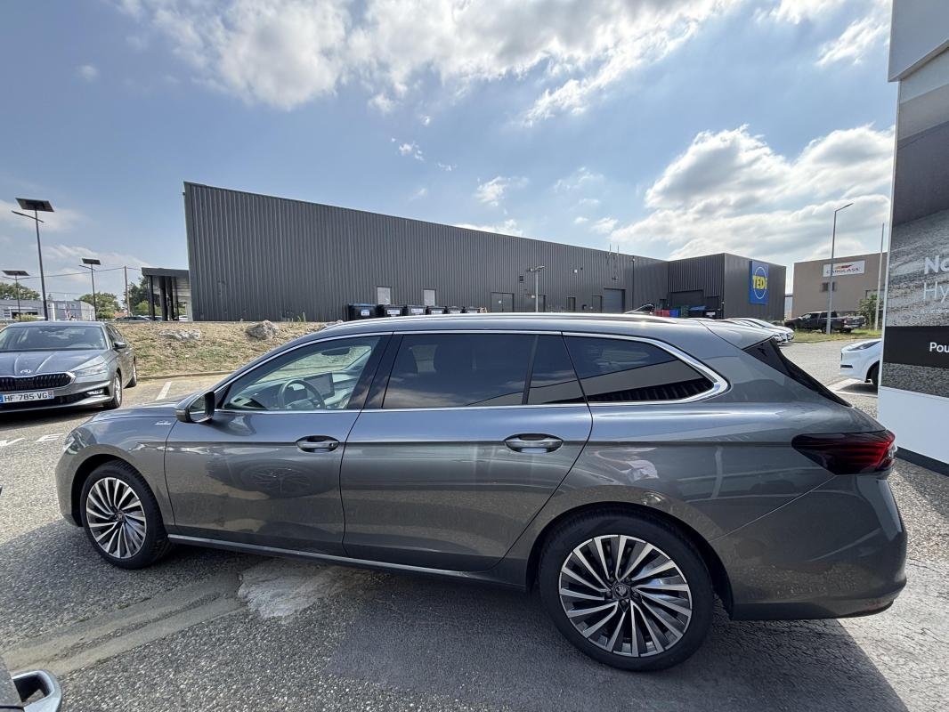 Skoda Superb Combi - Photo 2
