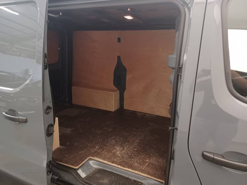 Nissan NV300 - Photo 15