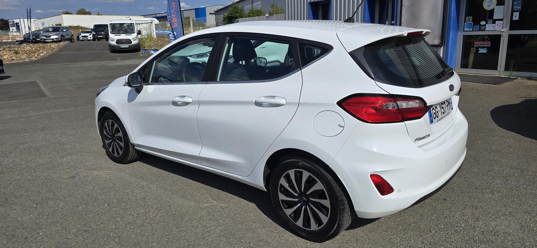 Ford Fiesta - Photo 2