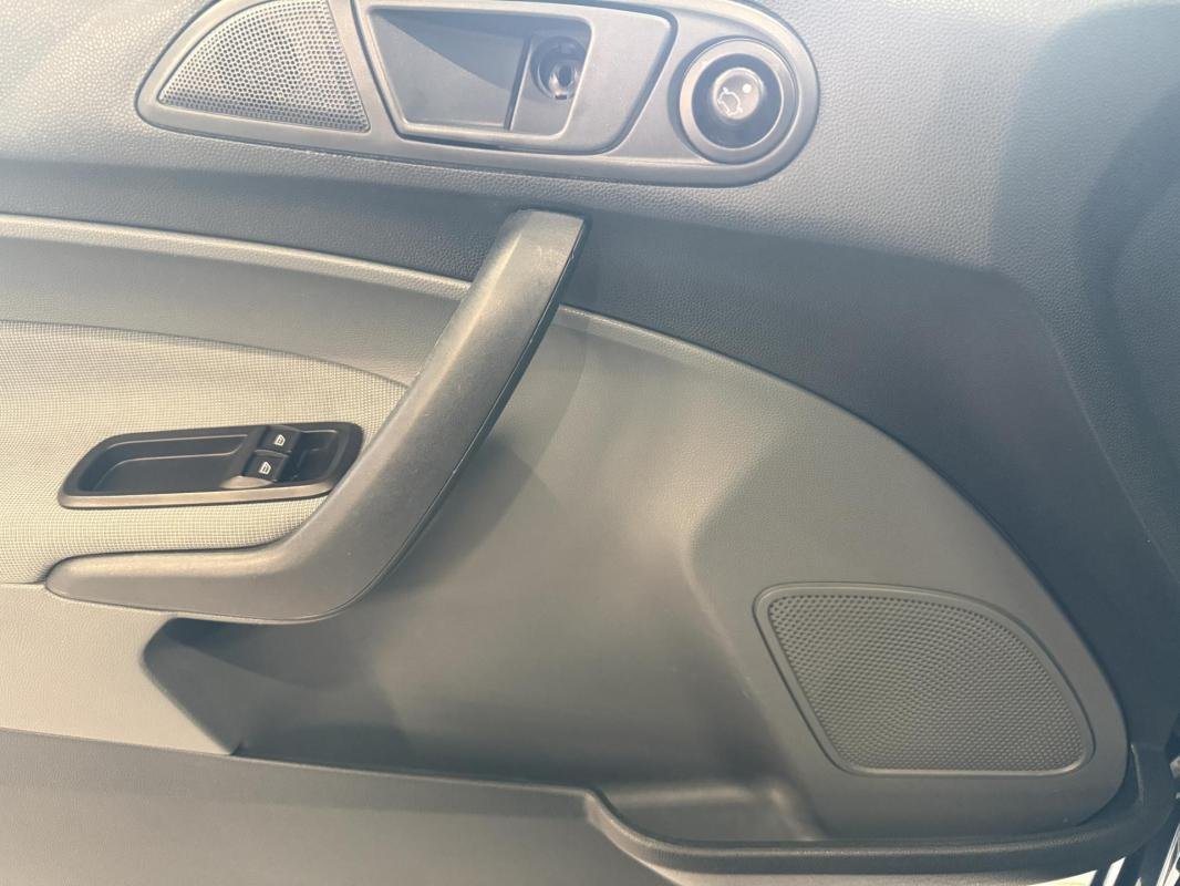 Ford Fiesta - Photo 18