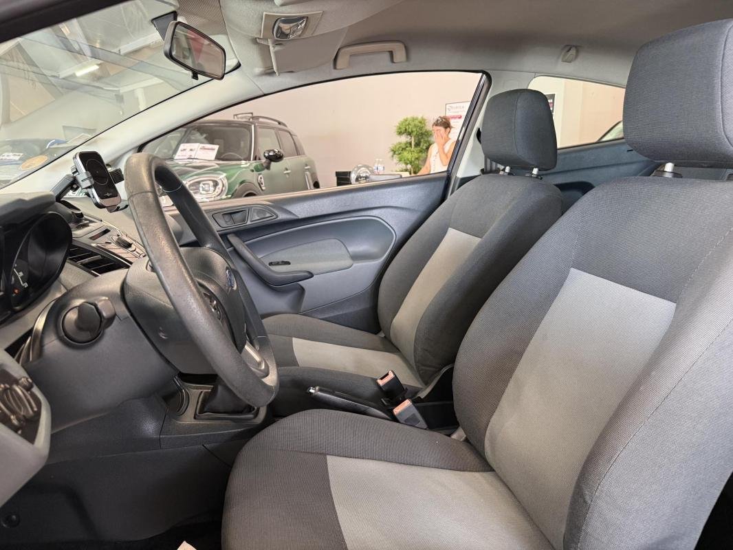Ford Fiesta - Photo 10