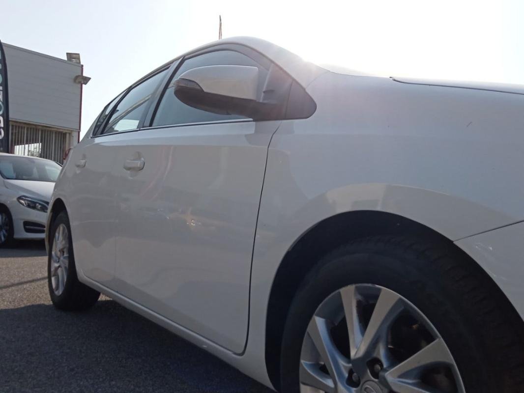 Toyota Auris - Photo 34