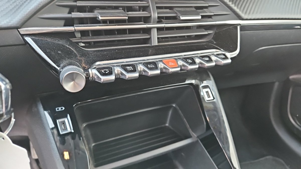 Peugeot 208 - Photo 28