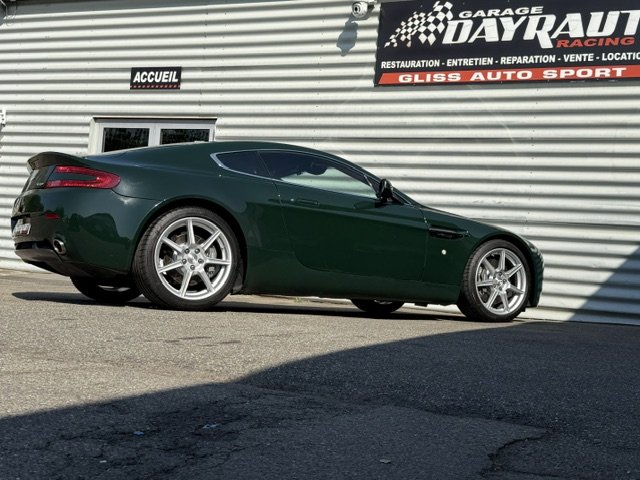 Aston Martin Vantage - Photo 11