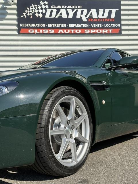 Aston Martin Vantage - Photo 5